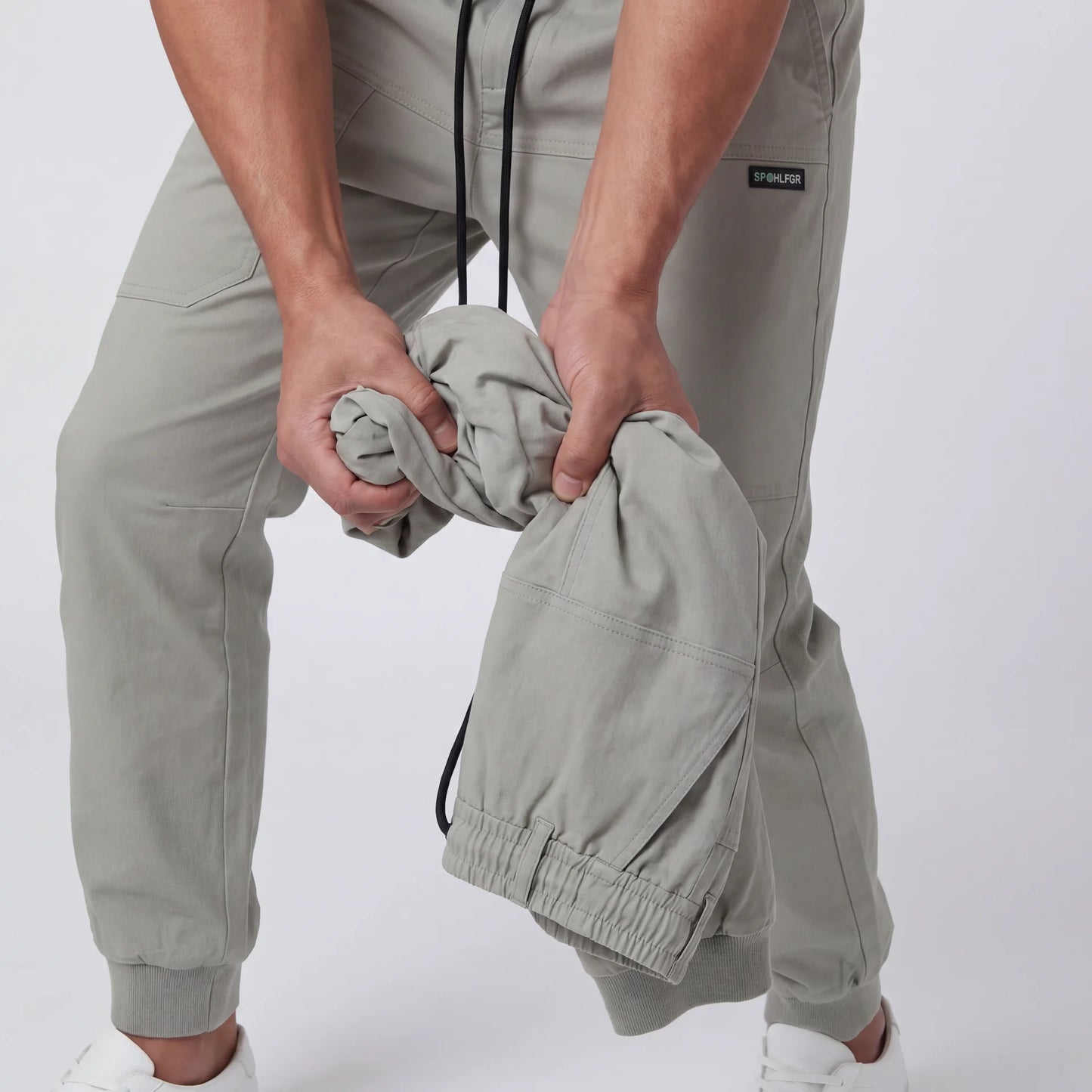 大容量の収納ができる快適なカーゴパンツ 